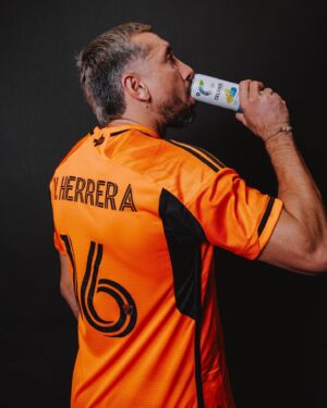 Héctor Herrera Instagram - Kicking off this season right by partnering with @celsiusofficial! #CelsiusLiveFit #CelsiusBrandPartner

Comenzando esta temporada de la mejor manera al hacer equipo con @celsiusofficial!