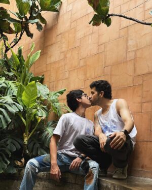 Héctor Trejo Instagram - Si hay algo que amo es poder compartir ropa con @nanodiego aunque seamos tallas diferentes jajaja y justo con la colección de #Pride de @dockersmx siento que puedes usarlas de diferentes maneras.

Feliz pride amigues. ¿Cómo la van a pasar?

#dockersmx #dockerscrew