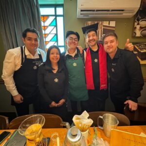 Héctor Trejo Instagram - Les juro que sigo sin creérmela. Soy Coffee Master.

Cuando @starbucksmex se acercó a preguntarme si quería aprender lo que aprenden sus partners y posiblemente, si me lo ganaba, volverme Coffee Master les juro que mi respuesta fue un sí, de hecho sin pensar en lo pesado que fue el proceso. Hoy puedo con confianza decir que pase mi prueba y soy Coffee Master, se que este es un camino que apenas comienza pero el café es algo que me apasiona y voy a seguir aprendiendo. 

Gracias @starbucksmex porque ustedes fueron la primera marca que creyó en mí cuando comencé en redes invitándome a sus eventos y haciéndome sentir parte de la familia. Bueno hasta mi cumpleaños he celebrado con ustedes. Y gracias a ustedes mi amor el café creció.

Gracias a Lean y Fer que fueron mis maestros en estos meses. Me quedo aún con mucho que aprenderles 💚☕️