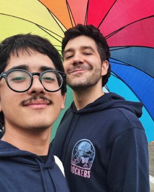 Héctor Trejo Instagram - Si hay algo que amo es poder compartir ropa con @nanodiego aunque seamos tallas diferentes jajaja y justo con la colección de #Pride de @dockersmx siento que puedes usarlas de diferentes maneras.

Feliz pride amigues. ¿Cómo la van a pasar?

#dockersmx #dockerscrew
