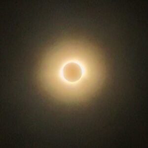 Héctor Trejo Instagram - Eclipse total del amor, digo del sol. Que locura.
Las fotos no le hacen nada de justicia.
Gracias vida.
