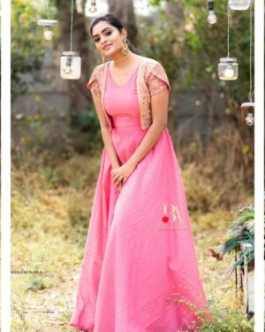 Heena Rai Instagram - Costume :- @bhargavi.amirineni 
Shot by:- @akhileshrupaji_chronicle
Jwelery:- @vajrjewels
Makeup:- @purplesmakeupstudio 
Stylist:- @dhanyadream 

#hyderabadmodel #hyderabaddesigner #designerlook #beautifuldesigns #prettypink #looksmatters😎 #photography #frockstyle #lovemylook❤️