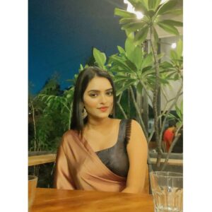 Heena Rai Instagram - You want to know who I'm in love with ?

Read the first word again💛🖤

#lovelysaree #sareelovers❤️ #gold #golden #goodlooks #cool #fantasticphoto