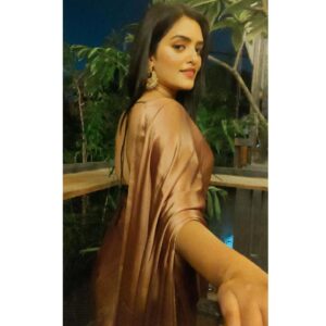 Heena Rai Instagram - You want to know who I'm in love with ?

Read the first word again💛🖤

#lovelysaree #sareelovers❤️ #gold #golden #goodlooks #cool #fantasticphoto