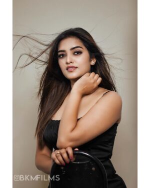 Heena Rai Instagram - Don’t Make Unworthy people priority in your life.

Shot by @bkmfilms 
@kavitha_makeup_artisty 
#photography #love #poseoftheday #pictures #pick#luxurylifestyle #funtimes #happylife #blacklove #blackcolor #smokyeyes #beauty #beautywithapurpose