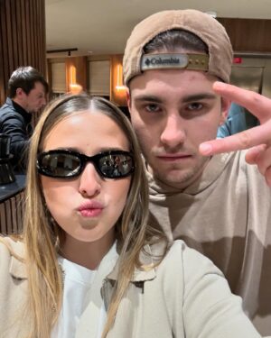 Héléna Bailly Instagram - 1. Team night club @julien__lieb 
2. Je me suis trompée de bus 🤭
3. Vos nuages toujours avec moi ✨
4. Mama au petit soin 💜
5. Djehelenie 🫶
6. Score board @pierregarniermusique 🏀
7. On écrit notre histoire … @candiiice.mp3 
8. Vous m’avez eue Forest national 🥲
9. @whoisraffa instant beauté 💅
10. Moi et mon inhalateur après 31 dates