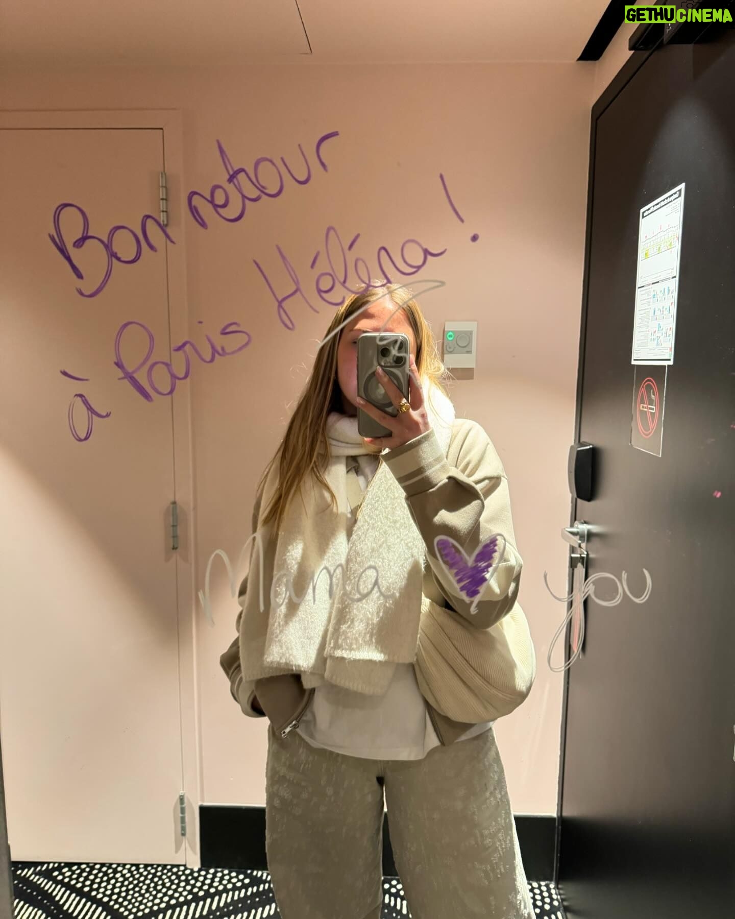 Héléna Bailly - 151.5K Likes - 1. Team night club @julien__lieb
2. Je me suis trompée de bus 🤭
3. Vos nuages toujours avec moi ✨
4. Mama au petit soin 💜
5. Djehelenie 🫶
6. Score board @pierregarniermusique 🏀
7. On écrit notre histoire … @candiiice.mp3
8. Vous m’avez eue Forest national 🥲
9. @whoisraffa instant beauté 💅
10. Moi et mon inhalateur après 31 dates