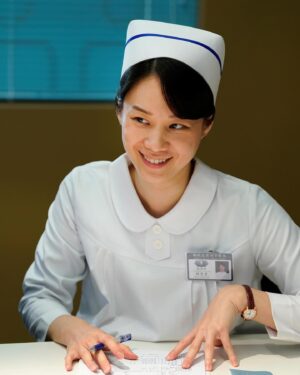 Helena Hsu Instagram - 設計對白

「阿長！你在賊笑什麼？」
「我剛剛把病人的便當吃掉了！嘿嘿！」

#演員個人行為與劇情無關
#師姐人很正派的

大愛劇場 #生日快樂
攝影 #王志偉 @francoland.studio