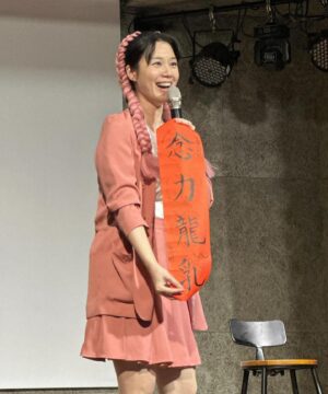 Helena Hsu Instagram - 演出前都有認真寫春聯，這個全套有人會想要嗎🤔
「有龍奶大」那張還被來看演出的演員帶去貼在大X電視台的拍攝片場，還好我殺青有記得撕掉，不然在上面落款簽名的我肯定會被慈X系統封殺吧囧囧囧
