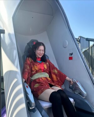 Helena Hsu Instagram - 39歲誕生日。外出考察渡假中。
雖然還是盡力的穿著駕駛服，但緊急狀況時偶爾會收不到訊號，
身爲公司的中堅份子，對工作的熟練度可以ㄧ邊打使徒一邊逛網拍。
即使如此，仍因爲模型銷售量下滑而被主管唸了。
目前的信念「只要今日不要臭，誰管明日香不香？」
對後輩的建議：
「駕駛服的關節處撒一些痱子粉穿起來比較舒服」
「雙馬尾不要綁太緊不然髮際線會禿」

這麼多年來世界都沒毀滅今天也不會的。還是祝我生日快樂吧！

#明日香 #EVA