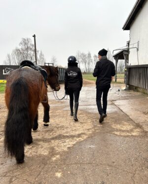 Helena Zengel Instagram - What the HANKS??! 

…he’s been hearing about them for years - tom‘s first time with my horses at Lótushof…🫶🏻

New talent unlocked! 😎

-

@tomhanks 
@vicky_eggertsson 
@lotushof_homeofpace
@sylvia.eulitz