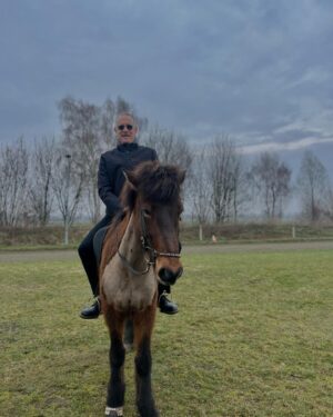 Helena Zengel Instagram - What the HANKS??! 

…he’s been hearing about them for years - tom‘s first time with my horses at Lótushof…🫶🏻

New talent unlocked! 😎

-

@tomhanks 
@vicky_eggertsson 
@lotushof_homeofpace
@sylvia.eulitz