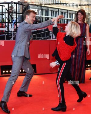 Helena Zengel Instagram - Throwback > 69. Berlinale 2019 „Systemsprenger“ 💘💥

-

@annezengel 
@nora_fingscheidt 
@albrecht.schuch 
@lisahagmeister 
@weydemannbros 
@berlinale 
@portauprincefilms
@dieterkosslick