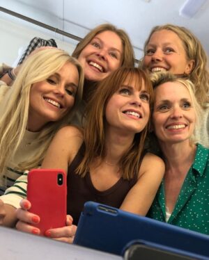 Helena af Sandeberg Instagram - It’s a wrap! Meningen med livet.Säsong 2 . Så många fantastiska människor i detta projekt❤️Som jobbat så hårt! Och med sån kärlek och dedikation! Love you all!❤️
@viaplaysverige @flxstockholm
