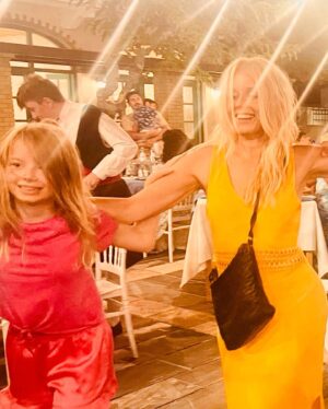 Helena af Sandeberg Instagram - Postcard from Greece🇬🇷☀️🇬🇷☀️
Thank you Samos for being everything I needed right now! And thank you to my favourite trio, Alfred, Ava och Tintin for being everything I need all the time.
Love is the answer. Always.❤️
And dancing..💃🏼☀️🇬🇷❤️🩵🔥🌺

#❤️🇬🇷☀️