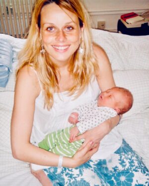 Helena af Sandeberg Instagram - ALFRED 18 år💥Hur ska en liten mamma fatta? Att den nyfödde jag höll i mina armar, liksom alldeles nyss idag är vuxen? Alla dina åldrar bor i mig .Vartenda skrubbsår , vartenda lyckotjut , och varenda sorg du känt . Allt minns jag. Och jag minns den skräckblandade lyckan jag kände när du kom den där midsommaraftonen för 18 år sen och förändrade precis allt. ❤️ Hur ska jag bli en bra mamma , vet jag att jag tänkte? Men du har gjort det så enkelt för mig…❤️
Du är otroligt lätt att älska. Och alldeles fantastisk. Dina begåvningar är så stora och så många . Och du är god den finaste egenskap jag vet. Ingen bryr sig och värnar om vår stora och brokiga familj som du. Du älskar oss alla stort och trofast.Och allra mest älskar du din Tintin. ❤️
Och när tunga saker drabbat oss i familjen ,
för inte alltför länge sen så stod du stadigt och hjälpte mig med allt och bar dom som behövde bäras.
Jag är så otroligt stolt över dig. Och så tacksam och lycklig att just jag fick bli din mamma. Det firar jag varje dag. ❤️
Ett år kvar i skolan nu , sen får du gå ut och ta världen med storm.Det vet jag att du kommer! Och bakom dig finns alltid jag, vad som än händer och genom allt. Älskar dig så. ❤️
In i kaklet. För evigt. Till månen och tillbaka.❤️
Tack älskade Alfred . För att du kom . För att du finns . Och för allt du är.
❤️❤️❤️❤️Mamma.