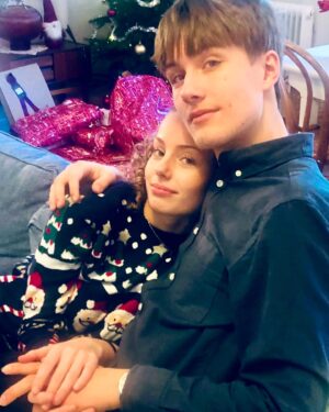 Helena af Sandeberg Instagram - ALFRED 18 år💥Hur ska en liten mamma fatta? Att den nyfödde jag höll i mina armar, liksom alldeles nyss idag är vuxen? Alla dina åldrar bor i mig .Vartenda skrubbsår , vartenda lyckotjut , och varenda sorg du känt . Allt minns jag. Och jag minns den skräckblandade lyckan jag kände när du kom den där midsommaraftonen för 18 år sen och förändrade precis allt. ❤️ Hur ska jag bli en bra mamma , vet jag att jag tänkte? Men du har gjort det så enkelt för mig…❤️
Du är otroligt lätt att älska. Och alldeles fantastisk. Dina begåvningar är så stora och så många . Och du är god den finaste egenskap jag vet. Ingen bryr sig och värnar om vår stora och brokiga familj som du. Du älskar oss alla stort och trofast.Och allra mest älskar du din Tintin. ❤️
Och när tunga saker drabbat oss i familjen ,
för inte alltför länge sen så stod du stadigt och hjälpte mig med allt och bar dom som behövde bäras.
Jag är så otroligt stolt över dig. Och så tacksam och lycklig att just jag fick bli din mamma. Det firar jag varje dag. ❤️
Ett år kvar i skolan nu , sen får du gå ut och ta världen med storm.Det vet jag att du kommer! Och bakom dig finns alltid jag, vad som än händer och genom allt. Älskar dig så. ❤️
In i kaklet. För evigt. Till månen och tillbaka.❤️
Tack älskade Alfred . För att du kom . För att du finns . Och för allt du är.
❤️❤️❤️❤️Mamma.