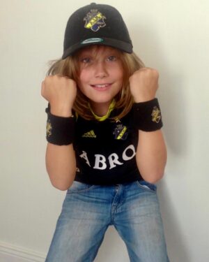 Helena af Sandeberg Instagram - ALFRED 18 år💥Hur ska en liten mamma fatta? Att den nyfödde jag höll i mina armar, liksom alldeles nyss idag är vuxen? Alla dina åldrar bor i mig .Vartenda skrubbsår , vartenda lyckotjut , och varenda sorg du känt . Allt minns jag. Och jag minns den skräckblandade lyckan jag kände när du kom den där midsommaraftonen för 18 år sen och förändrade precis allt. ❤️ Hur ska jag bli en bra mamma , vet jag att jag tänkte? Men du har gjort det så enkelt för mig…❤️
Du är otroligt lätt att älska. Och alldeles fantastisk. Dina begåvningar är så stora och så många . Och du är god den finaste egenskap jag vet. Ingen bryr sig och värnar om vår stora och brokiga familj som du. Du älskar oss alla stort och trofast.Och allra mest älskar du din Tintin. ❤️
Och när tunga saker drabbat oss i familjen ,
för inte alltför länge sen så stod du stadigt och hjälpte mig med allt och bar dom som behövde bäras.
Jag är så otroligt stolt över dig. Och så tacksam och lycklig att just jag fick bli din mamma. Det firar jag varje dag. ❤️
Ett år kvar i skolan nu , sen får du gå ut och ta världen med storm.Det vet jag att du kommer! Och bakom dig finns alltid jag, vad som än händer och genom allt. Älskar dig så. ❤️
In i kaklet. För evigt. Till månen och tillbaka.❤️
Tack älskade Alfred . För att du kom . För att du finns . Och för allt du är.
❤️❤️❤️❤️Mamma.