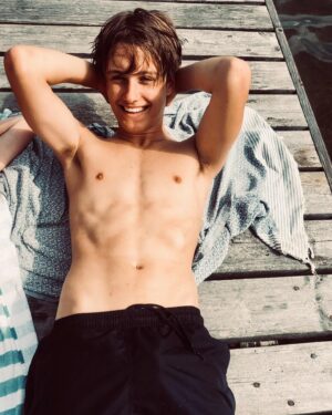 Helena af Sandeberg Instagram - ALFRED 18 år💥Hur ska en liten mamma fatta? Att den nyfödde jag höll i mina armar, liksom alldeles nyss idag är vuxen? Alla dina åldrar bor i mig .Vartenda skrubbsår , vartenda lyckotjut , och varenda sorg du känt . Allt minns jag. Och jag minns den skräckblandade lyckan jag kände när du kom den där midsommaraftonen för 18 år sen och förändrade precis allt. ❤️ Hur ska jag bli en bra mamma , vet jag att jag tänkte? Men du har gjort det så enkelt för mig…❤️
Du är otroligt lätt att älska. Och alldeles fantastisk. Dina begåvningar är så stora och så många . Och du är god den finaste egenskap jag vet. Ingen bryr sig och värnar om vår stora och brokiga familj som du. Du älskar oss alla stort och trofast.Och allra mest älskar du din Tintin. ❤️
Och när tunga saker drabbat oss i familjen ,
för inte alltför länge sen så stod du stadigt och hjälpte mig med allt och bar dom som behövde bäras.
Jag är så otroligt stolt över dig. Och så tacksam och lycklig att just jag fick bli din mamma. Det firar jag varje dag. ❤️
Ett år kvar i skolan nu , sen får du gå ut och ta världen med storm.Det vet jag att du kommer! Och bakom dig finns alltid jag, vad som än händer och genom allt. Älskar dig så. ❤️
In i kaklet. För evigt. Till månen och tillbaka.❤️
Tack älskade Alfred . För att du kom . För att du finns . Och för allt du är.
❤️❤️❤️❤️Mamma.
