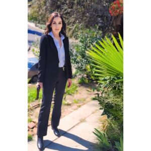Hélène Cardona Instagram - Meet Detective Jones! I had a fantastic time filming the thriller "The Dead Woman" written and directed by the super fabulous Dianna Ippolito. What an amazing cast and crew 💝
It's a gem of a story, dark, mysterious, supernatural, and otherworldly 🎥 
Thank you @itsallhappeningfilms @susanlavelle_actress @iammarkanthonycox @colten_currey @cjthomasfilms @_johnnyboy and everyone, it was such a treat playing with you.  
Makeup @mavestrand 💖 thank you!
Happy St. Patrick’s Day to all 🍀💚🍀

#thriller
#supernatural
#filmmaking
#gratitudeattitude 
#workingactress
#detective
#detectivejones
#followyourbliss
#picoftheday
#ilovemyjob 
#fantasticteamwork
#thankfulness
#multilingualactor