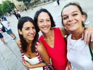 Hélène Mannarino Instagram - Le trio du début des vacances ❤️ #Barcelona #mesmerveilles #chloechacha 

@chacha_tout_est_pris @chloe_remy