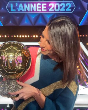 Hélène Mannarino Instagram - Mais il est là celui là !! Le nouvel ami de 2022 … #Ballondor #ouicestlevrai 
Mais que s’est-il passé sur le plateau du Grand Quiz ? Rdv demain soir sur @tf1

#Tf1 #Legrandquiz #annee2022 #ceciestunteasing 

@mathieulaudrel @sophie_labiche @geraldine_balthazard_stylist