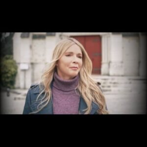Hélène Rollès Instagram - Découvrez le nouveau clip d’Hélène « Et si un jour tu revenais », chanson extrait de son dernier album.
➡️ https://youtu.be/BdMoFeG2A8U 

(lien en bio)

Réalisation : Charlène François
JLA Disc

.
.
.
.
.
@helenerolles.officiel #helene #helenerolles #nouveauclip #nouvelalbum #jladisc #etsiunjourturevenais @xharlynelson 
@jladisc @jlagroupe #JLAProductions #clip