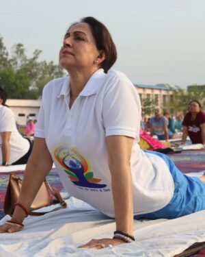 Hema Malini Instagram - Do you remember what is this important day which the whole world celebrates? And it is India’s legacy to the world- Yes! It is #InternationalDayOfYoga
#YogaForWellness
Here I am celebrating the day with Brijwasis in Mathura. All photos taken today🙏

#yoga #internationalyogaday #yogaforwellness