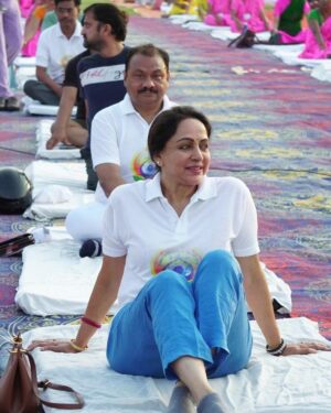 Hema Malini Instagram - Do you remember what is this important day which the whole world celebrates? And it is India’s legacy to the world- Yes! It is #InternationalDayOfYoga
#YogaForWellness
Here I am celebrating the day with Brijwasis in Mathura. All photos taken today🙏

#yoga #internationalyogaday #yogaforwellness