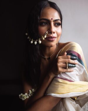 Henna Bella Instagram - “മുല്ല” ft. @hennabella_4 
Concept and Creative Direction @hiba_shana 
Styling @zesty_things @z.styl.in.g 
MUA @_anish_makeup_artist 
Saree @pichakamweaves 
.
.
.
Finally putting this series up on the feed. Super proud of my girls @zesty_things and @hiba_shana for coming up with this concept and executing it in this fashion and never ceasing to amaze. @hennabella_4 you were the perfect muse for this and @_anish_makeup_artist , a splendid job as always.
.
.
.
#portraits #portraitsvisuals #portraitphotography #portraitmood #onam #onamshoot #onam #jasmine #kerala #keralagram #onamvibes #moodygramkerala #moodygrams #indianportraits #capturedoncanon #canonr5