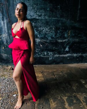 Henna Bella Instagram - Let me introduce you to my talented bunch!
Beautiful moments captured by my very own @ppaappyythedp 
Styled by the future of fashion world @zesty_things @sunoonjamal 
And last but not the least my personal helpline @rhithambaravarma 
Wearing @storiesofmirali