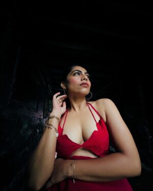 Henna Bella Instagram - During the photoshoot my photographer paapy and I were interrupted by sudden rain. However  paappy quickly grabbed his iphone  and continued taking photos to make the most of the situation. I appreciate his decision taking skill  and here is the Results of our efforts 🌸 Shot this in @iphone_photography_school 
Beautiful moments captured by my very own @ppaappyythedp 
Styled by the future of fashion world @zesty_things @sunoonjamal 
And last but not the least my personal helpline @rhithambaravarma 
Wearing @storiesofmirali