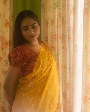 Henna Bella Instagram - Oru pushpam 💛

📸 @the_curious_sailor