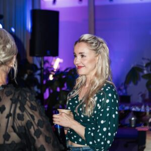 Hennariikka Laaksola Instagram - 💥Saatiin hienoja uutisia Podimolta: me tehtiin viime viikolla kaikkien aikojen kuulijaennätyksemme 🥹💥
Nyt reilu vuosi @gaalapodcast takana ja vastaanotto on ollut huikea 🥹 Ihana siis jatkaa hommia, edelleen tuntuu, että mulla on maailman paras työ 🥰 

📸: @iidajuttuja