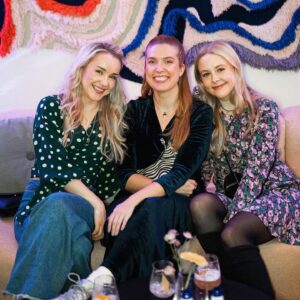 Hennariikka Laaksola Instagram - 💥Saatiin hienoja uutisia Podimolta: me tehtiin viime viikolla kaikkien aikojen kuulijaennätyksemme 🥹💥
Nyt reilu vuosi @gaalapodcast takana ja vastaanotto on ollut huikea 🥹 Ihana siis jatkaa hommia, edelleen tuntuu, että mulla on maailman paras työ 🥰 

📸: @iidajuttuja