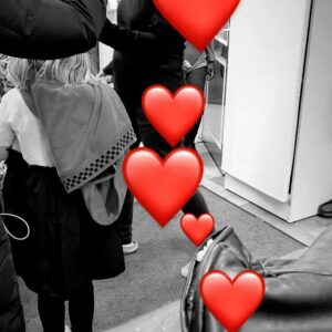 Hennariikka Laaksola Instagram - Viime aikojen elämä 🤍

1-3: Synttäripäivänä haettiin yhdessä lapsi hoidosta ja mentiin Stockmannille kakulle. Erittäin hyvä.

4: Nauhoitukset jatkuu @gaalapodcast.

5: Ja sitten hei! Oon mukana kirjoittamassa Fatim Diarran ja Iida Tanin toimittamaa kirjaa tyttöihin kohdistuvasta häirinnästä ☺️ Mukana on huikea joukko kirjoittajia, mm. Kirsi Piha, Meeri Koutaniemi, Minja Koskela ja Mercedes Bentso ✨ Kuulet tästä lisää myöhemmin ☺️🤍