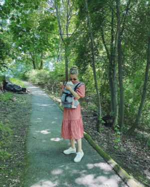 Hennariikka Laaksola Instagram - Käärästiin pienimmäinen pakettiin ja lähettiin metsään. 🌿 Hän viihtyy tässä hyvin ja painaa vielä niin vähän, että lyhyemmät reissut jaksaa hyvin ihan vaan näin. Ja tää tuntuu jotenkin tosi oikealta ja luonnolliselta tavalta meidän olla 🥺🤍