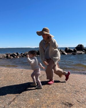 Hennariikka Laaksola Instagram - Näytin ekan kuvan miehelleni referenssiksi ja lähdettiin rantsuun ottamaan samanlaista.

1. Mitä haettiin
2-4. Mitä saatiin

Kiitos kaikille, hyvää juhannusta