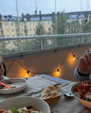 Hennariikka Laaksola Instagram - Syksy oli pitkä ja monipolvinen: ostettiin asunto, muutettiin takasin Töölöön. Puistoiltiin. Saunottiin. Syötiin parvekkeella. Satoi.

Oli muskari, oli liikkari. Vauvan niskahiukset kihartui.
Ruska ikkunan takana muuttui lumeksi. Väsymys kaatoi sänkyyn. Elettiin elämäämme.

Tilasin ensimmäisen oikean joulukuusen. Talvi.
🤍