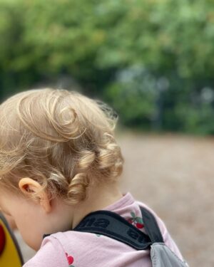 Hennariikka Laaksola Instagram - Syksy oli pitkä ja monipolvinen: ostettiin asunto, muutettiin takasin Töölöön. Puistoiltiin. Saunottiin. Syötiin parvekkeella. Satoi.

Oli muskari, oli liikkari. Vauvan niskahiukset kihartui.
Ruska ikkunan takana muuttui lumeksi. Väsymys kaatoi sänkyyn. Elettiin elämäämme.

Tilasin ensimmäisen oikean joulukuusen. Talvi.
🤍