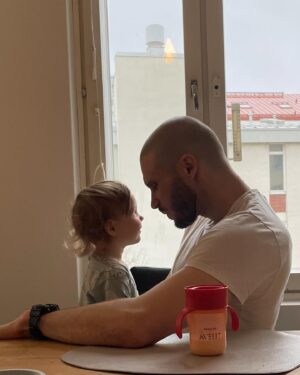 Hennariikka Laaksola Instagram - Syksy oli pitkä ja monipolvinen: ostettiin asunto, muutettiin takasin Töölöön. Puistoiltiin. Saunottiin. Syötiin parvekkeella. Satoi.

Oli muskari, oli liikkari. Vauvan niskahiukset kihartui.
Ruska ikkunan takana muuttui lumeksi. Väsymys kaatoi sänkyyn. Elettiin elämäämme.

Tilasin ensimmäisen oikean joulukuusen. Talvi.
🤍