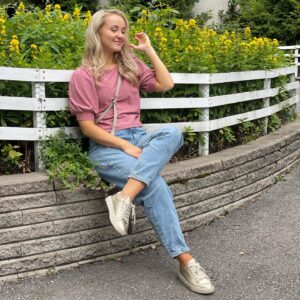 Hennariikka Laaksola Instagram - Sofia Alho tässä taas moro! 😌

Ollaan kuvattu kesä super tiiviisti Rantabaaria ja päivät on ollu pitkiä, mutta täytyy sanoa että tää kesä on silti tuntunut lomalta. 🤪 Uskomatonta, ettei työpäivän aikana kukaan vaadi multa mitään muuta kuin sen työnteon. Kaikkea hyvää kotiin kahdelle rakkaimmalle. 🙃