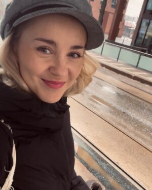 Hennariikka Laaksola Instagram - Alkuvuoden arki ja juhla 🤎
@gaalapodcast alkoi, sen tekeminen on ollut ihanaa. Vauva on jäänyt ekoja kertoja hoitoon 🥹 Puin iltapuvun.
Käytiin kakulla. Sain synttäri-ilmapallon.

Kevät saa tulla!