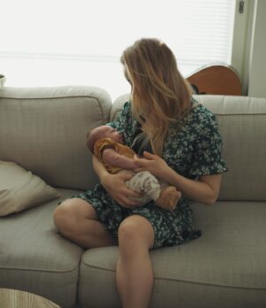 Hennariikka Laaksola Instagram - Eilinen äitienpäivä oli merkityksellinen päivä - reilu viikko sitten tämä oravanpoikanen teki minusta äidin. Kaikki on uutta ja valtavaa.

Ihanin, tärkein ja pakahduttavin tehtävä, josta oon kiitollinen joka päivä.

Samaan aikaan ajatukset oli niiden kanssa, joille aihe on syystä tai toisesta raskas. 

Lämpöä, rakkautta ja voimaa 🤍