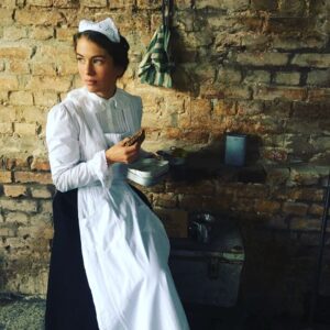 Henriette Confurius Instagram - Verdiente Pause? Nach einer sehr schönen Zeit am Set vom #novembersturm (nicht herwart 🙃) sondern der Motrosenaufstand 1918 in Kiel @rivafilm @arte.tv Buch&Regie: Jens Becker mit #lucasprisor #alexanderfinkenwirth @dennisschigiol ⚓️🚩 (miss you boys)