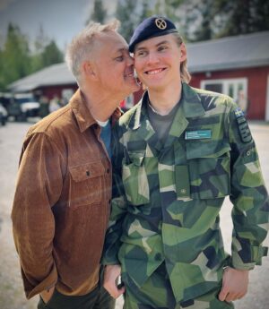 Henrik Schyffert Instagram - Anhörigdag på I 21 Sollefteå där man fick gosa med sin plutonchef!