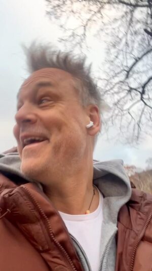 Henrik Schyffert Instagram - Det är jättemånga som undrar om inte jag ska göra en provföreställning för min show Schyffert Forever snart.. och det SKA jag. Den 4, 11 och 18e dec i Sthlm. Kostar 120pix   avgift. Bara 90 platser. Kom och hugg på schyffert.se. (Länk i bio ⬆️❤️)