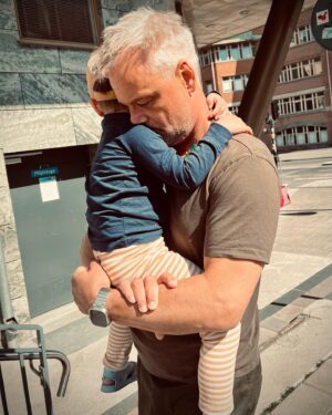 Henrik Schyffert Instagram - ”Pappa bära..” ❤️