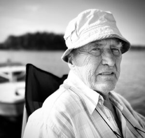 Henrik Schyffert Instagram - Vem ska jag nu prata båtmotorer, stackmoln och Tältprojektet med mellan tagningarna? Tack för alla roliga år finaste Hasse. ❤️🚤🎸