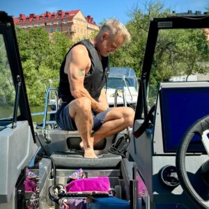 Henrik Schyffert Instagram - Många har frågat (ingen) vilken min favoritknop är. Jag är ju känd inom skepparcomunityn för min pålstek men de senaste åren har jag faktiskt bytt till en Dubbel dragon loop som ni ser här. Fördelen med denna knop jämfört med en pålstek är att den passar rep med en hal yta. Och jag jobbar ju som ni vet ofta med hal yta…